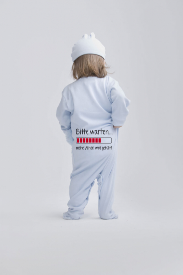 Babystrampler  mit Füßchen bedruckt mit "Bitte warten - meine Windel wird gefüllt"