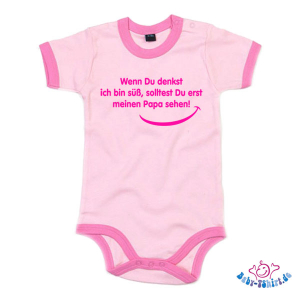 Babybody Kontrast beduckt mit "Wenn du denkst ich bin süß, solltest du erst mal meinen Papa sehen!"